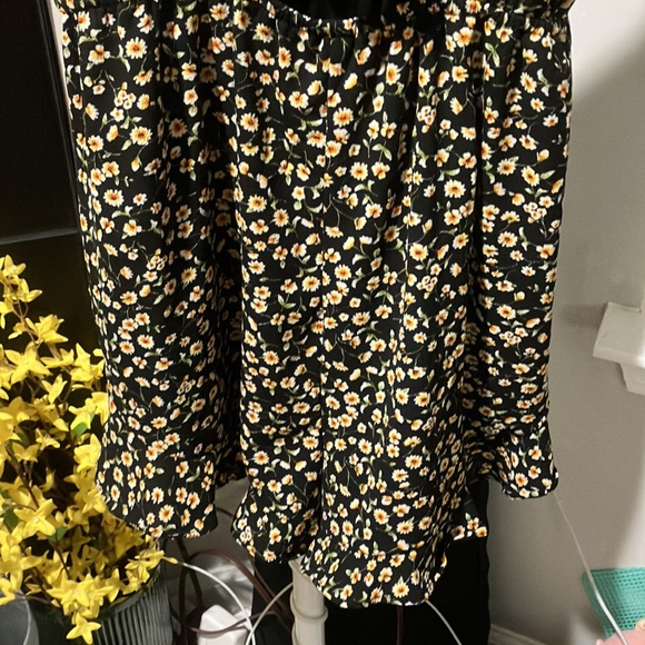 Floral Cut Out Romper - Picture 4 of 10